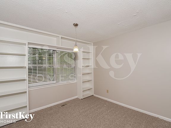 4th image of 2532 Janice Cir NE