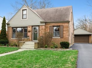121 Mohawk Dr, Clarendon Hills, IL