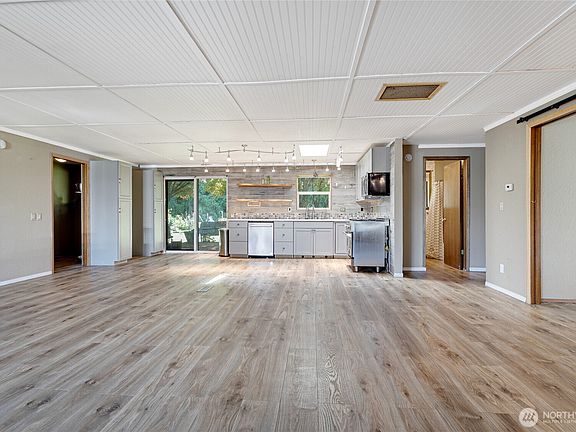 3rd image of 816 Vine Circle