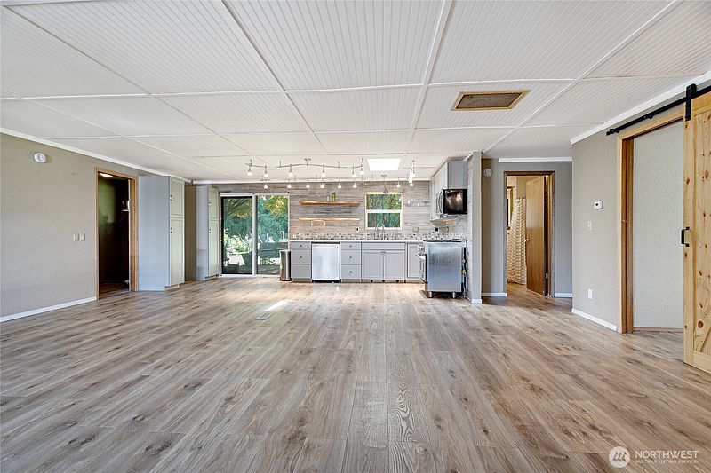 3rd image of 816 Vine Circle