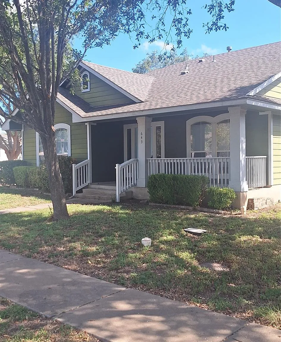 3 bed, 2.0 bath, 1655 sqft, $2,195 — Photo 2