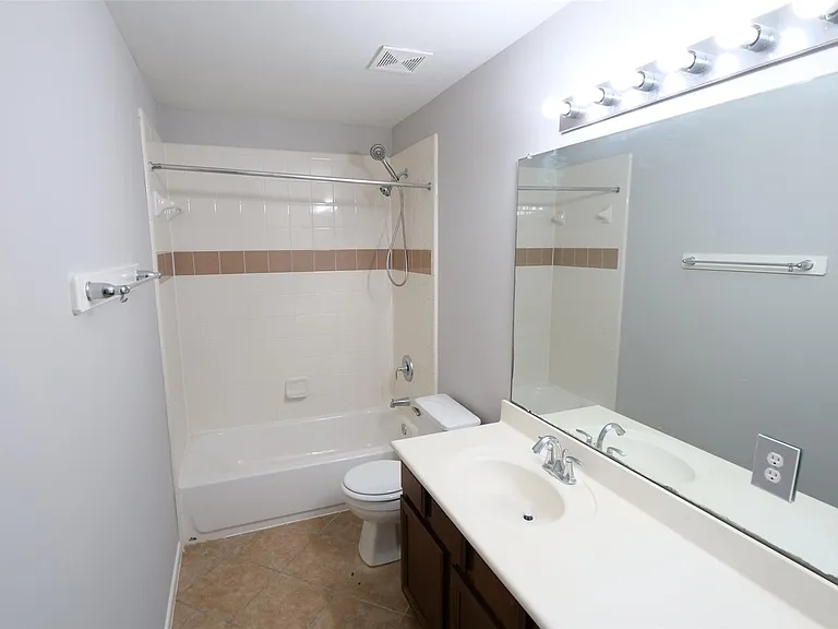 6119 Lakenshire Falls Ln — Photo 32