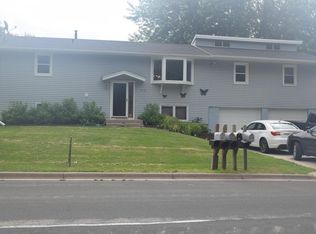 412 Adams Dr W, Young America, MN 55397