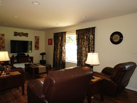 4th image of 2207 Rollins St