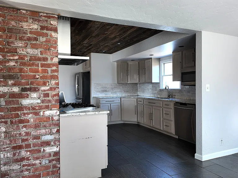 1251 E 31st Ct — Photo 16