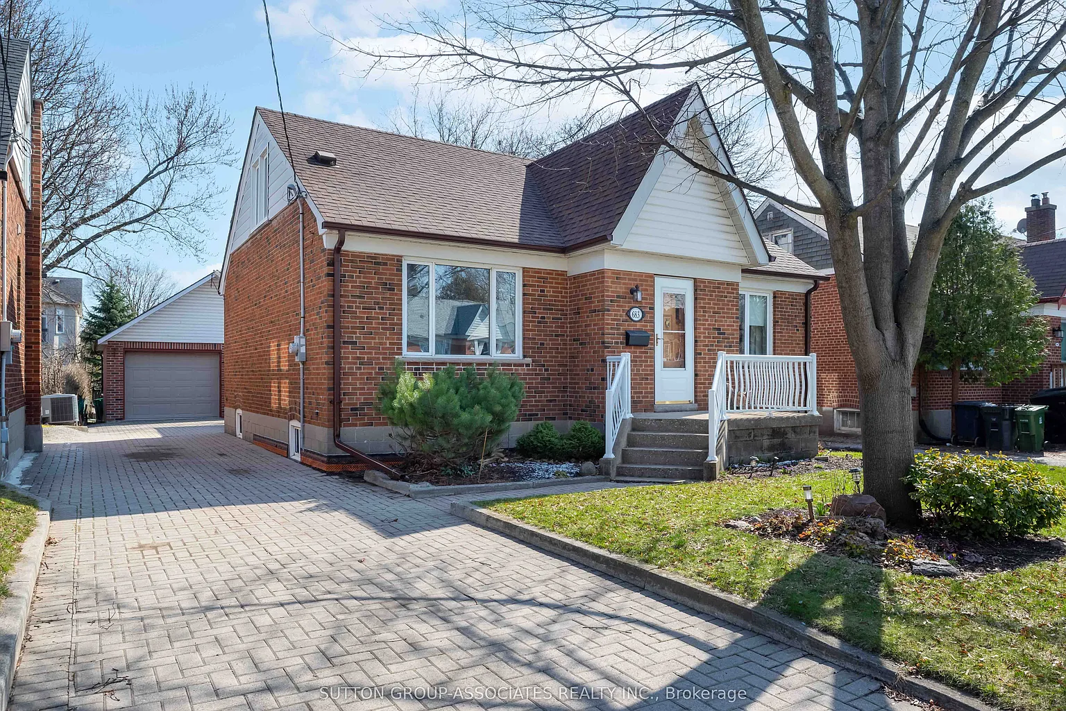 683 Glengrove Ave photo 1