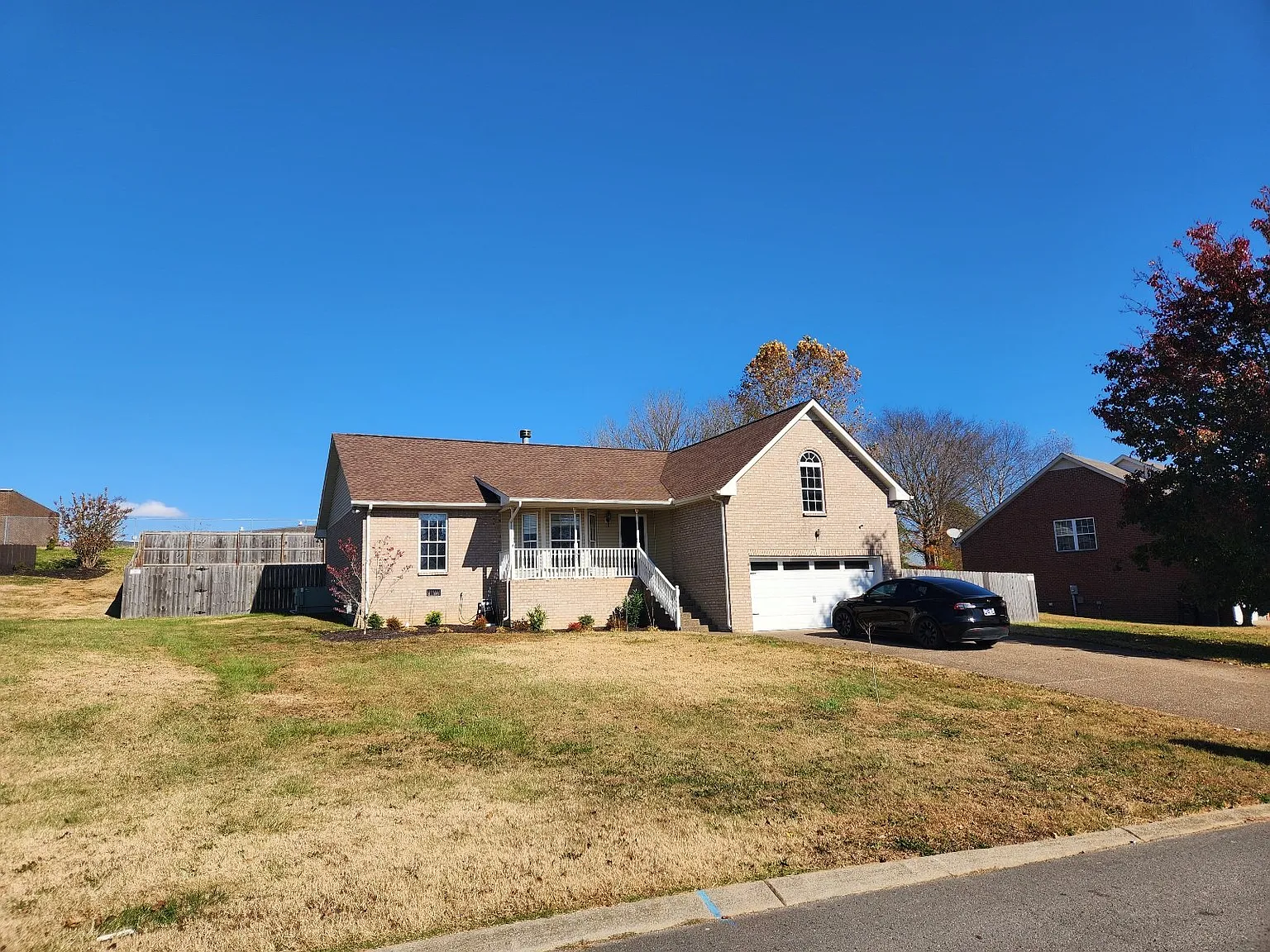3 bed, 2.0 bath, 1916 sqft, $2,295 — Photo 2