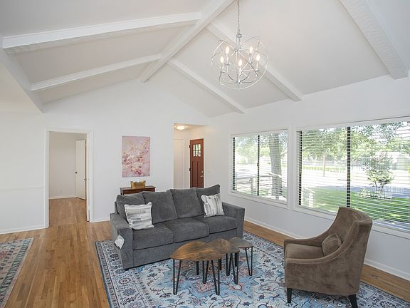 2nd image of 814 Williamsburg West Dr