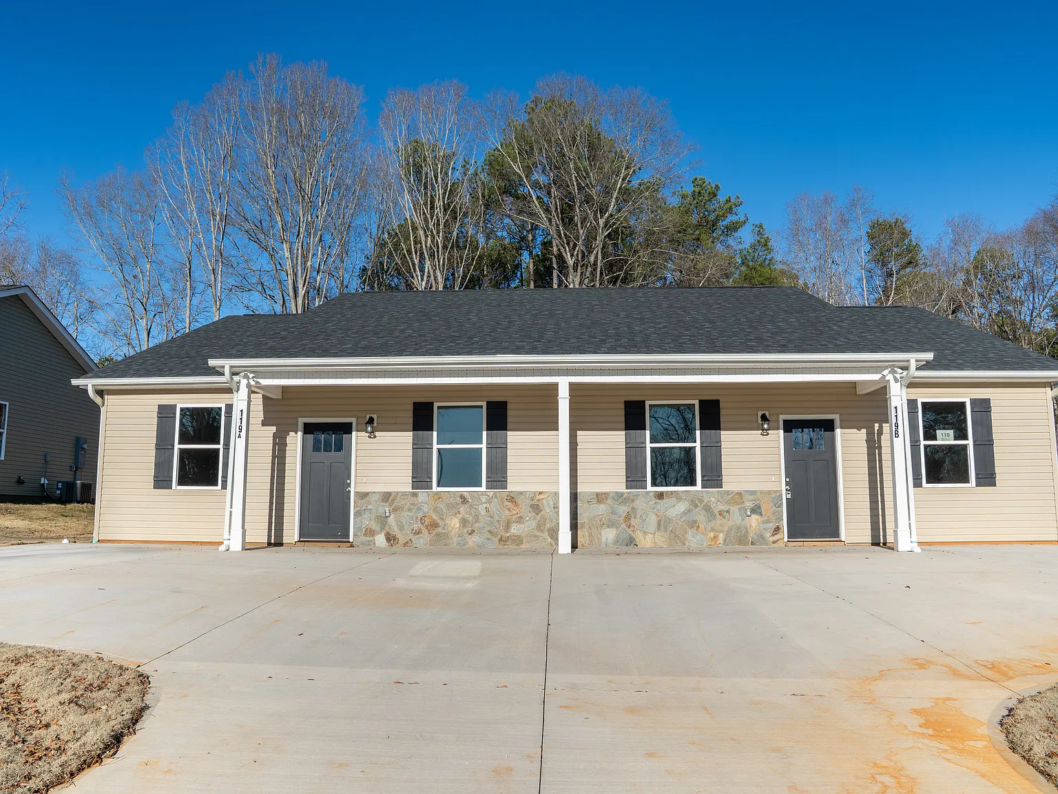 3 bed, 1100 sqft, $1,600 — Photo 1