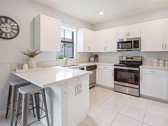 5th image of 3364 W 108th St