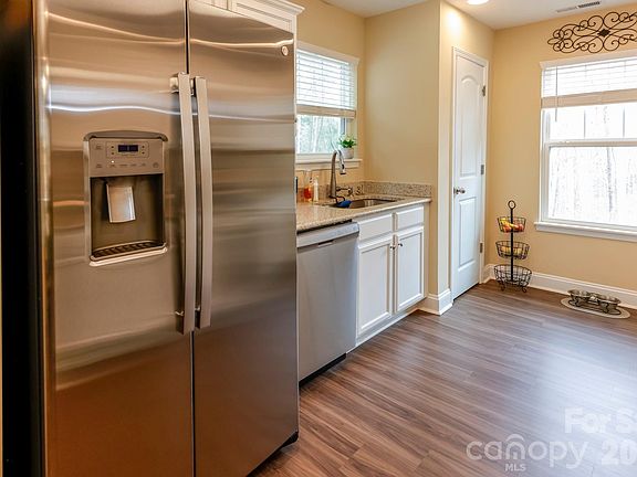 5th image of 203 Burnt Chimney Ln