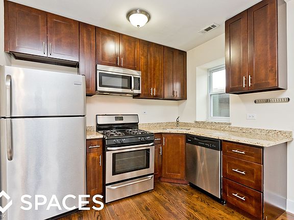 2nd image of 937 W Cornelia Ave #Unt402