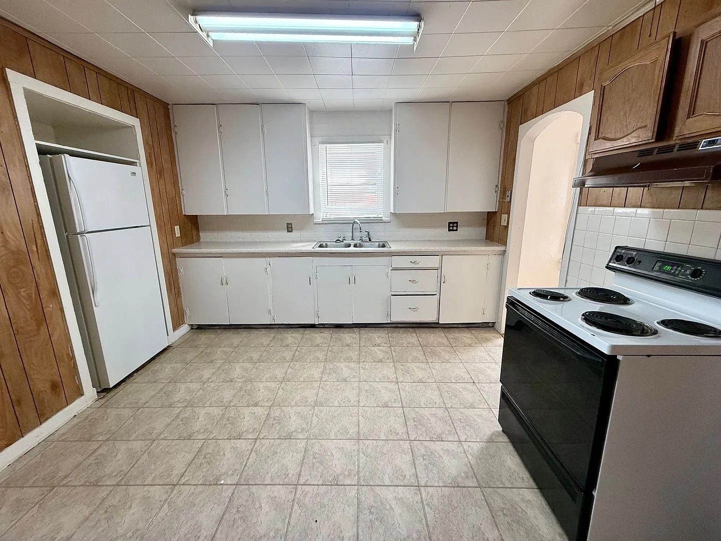 Centrally located 3 bedroom — Photo 3