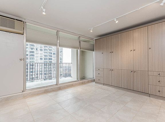 5th image of 1960 N Lincoln Park W APT 1802