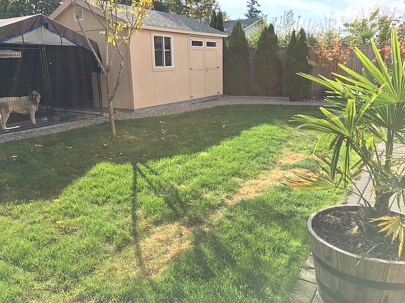 Landscaped yard w/sprinkler