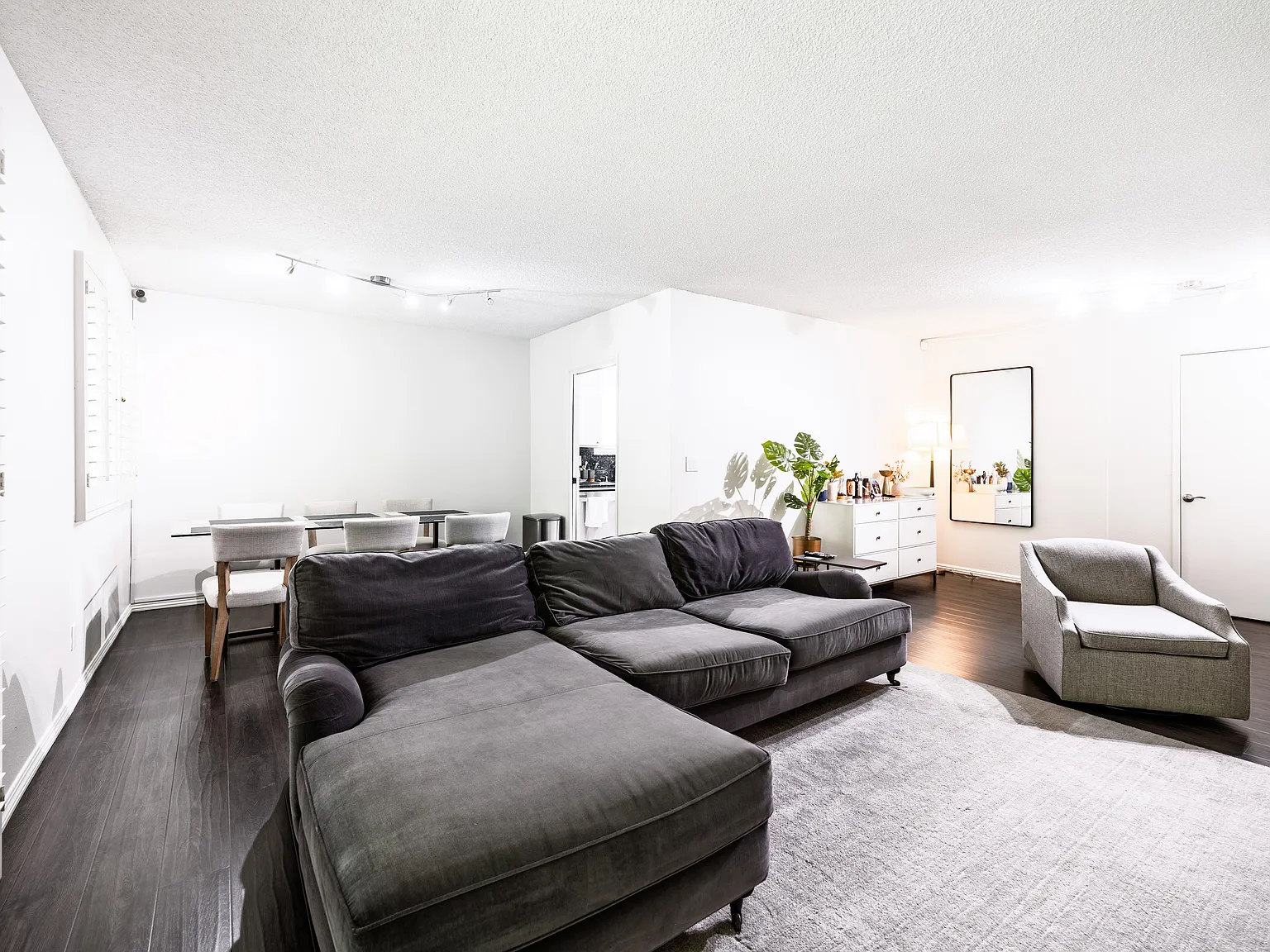 2 bed, 1114 sqft, $3,750 — Photo 4
