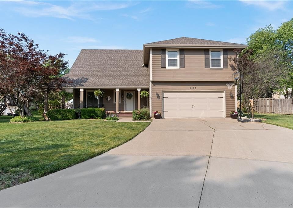 1st image of 808 NE Lakeside Ct