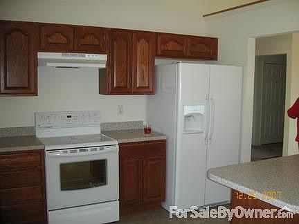 BEAUTIFUL FLORIDA ROOM /WINDOW TREATMENT
						:
						WINDOWS ON THREE SIDES, CUSTOM WINDOW TREATMENTS, CATHEDRAL CEILING, AND FAN
