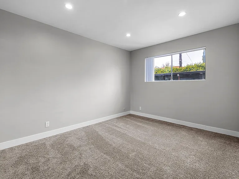 Riverside Villa Apartments — Photo 21