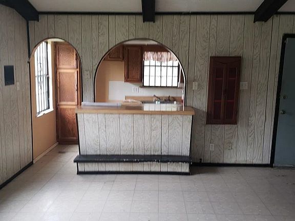 5th image of 164 Granjeno St