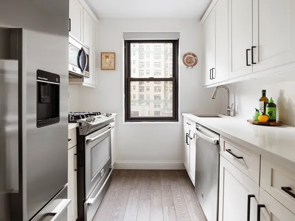 301 East 69th Street image 9 of 15