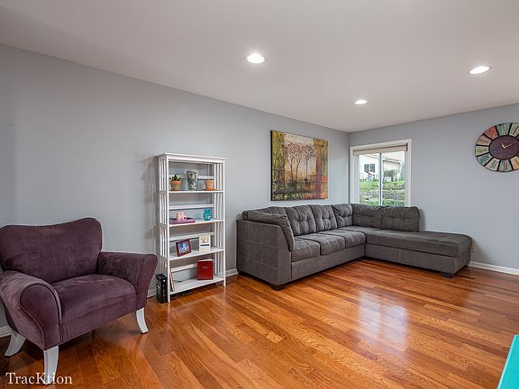 3rd image of 2334 Sunnydale Dr