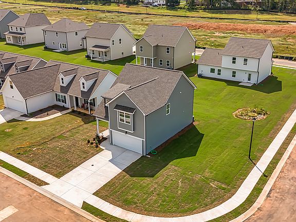 Photos shown feature the Bradford model and may not represent the exact home available for lease.