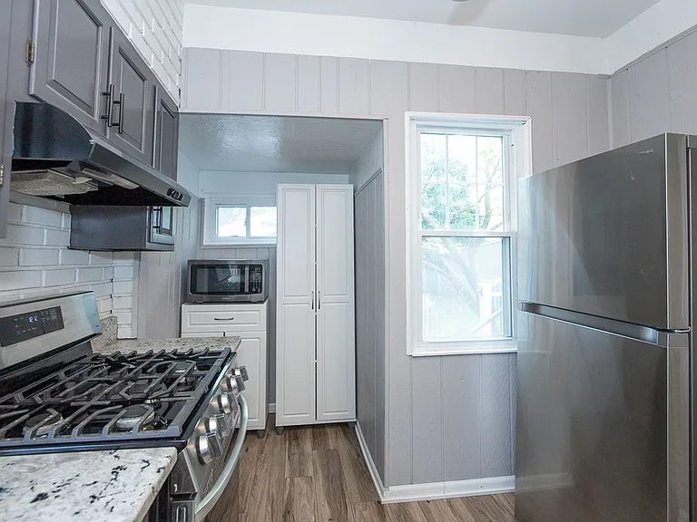 1487 Roycroft Ave — Photo 1