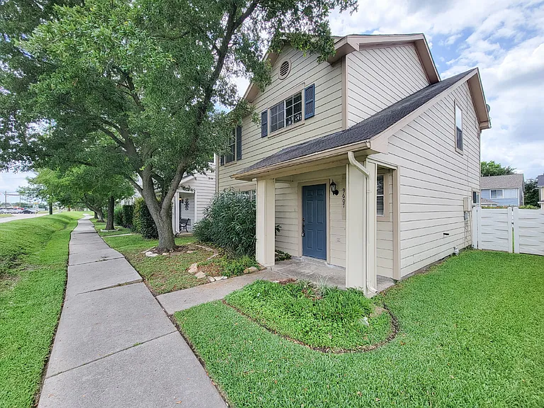 9607 Farrell Dr — Photo 2