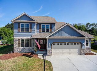 1316 Pine Ridge Dr, Oconomowoc, WI 53066