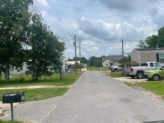 Exterior Neighborhood (street photo)