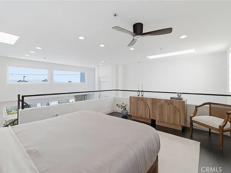 720 Manhattan Beach Blvd — Photo 21