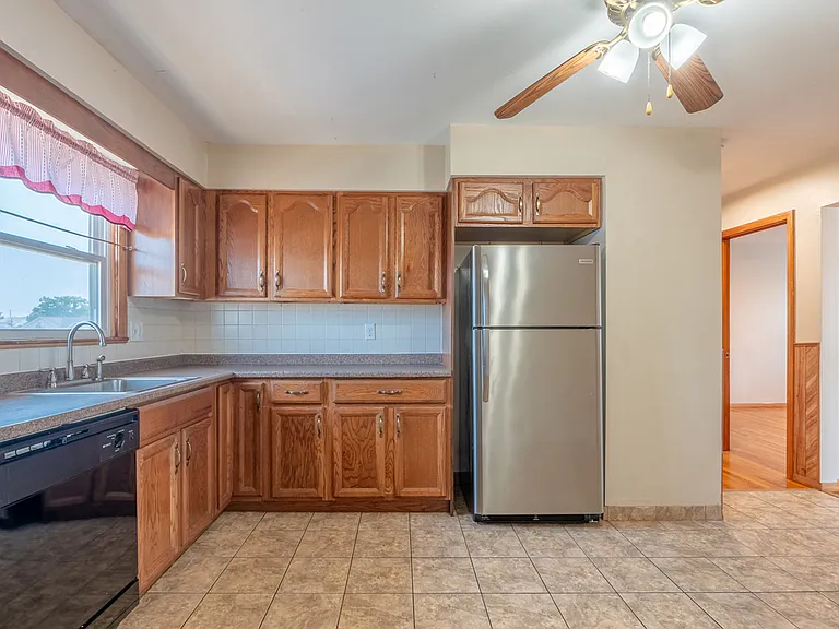 430 Sylvan St #1 — Photo 6
