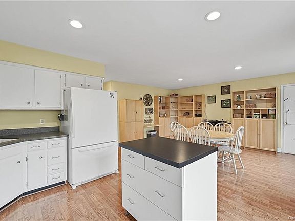 5th image of 1 Canterbury Ln
