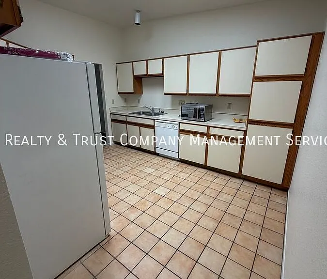 709 W Millbrook Ln — Photo 9
