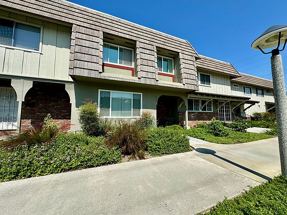 Beautiful townhome located in a desirable planned unit development!