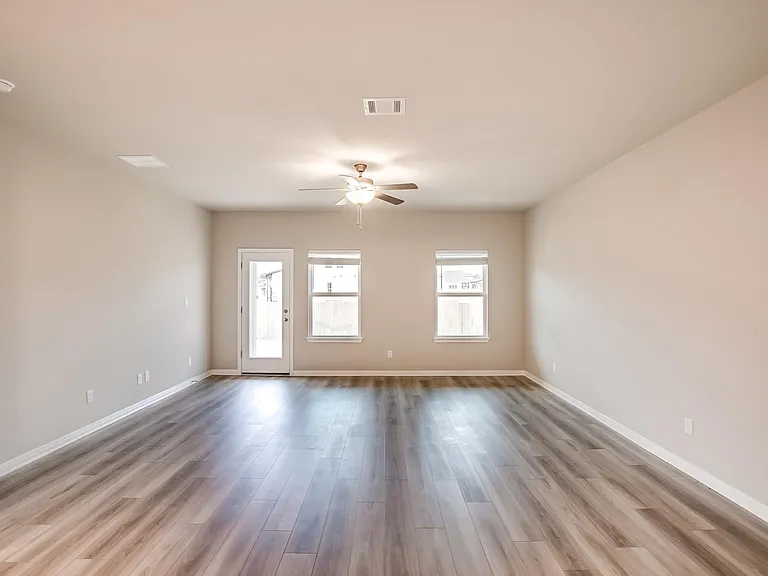1532 Homestead Farms Dr — Photo 8