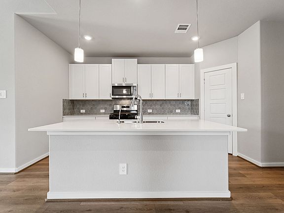 The Somerville floorplan in Heights of Barbers Hill of Mont Belvieu, TX.