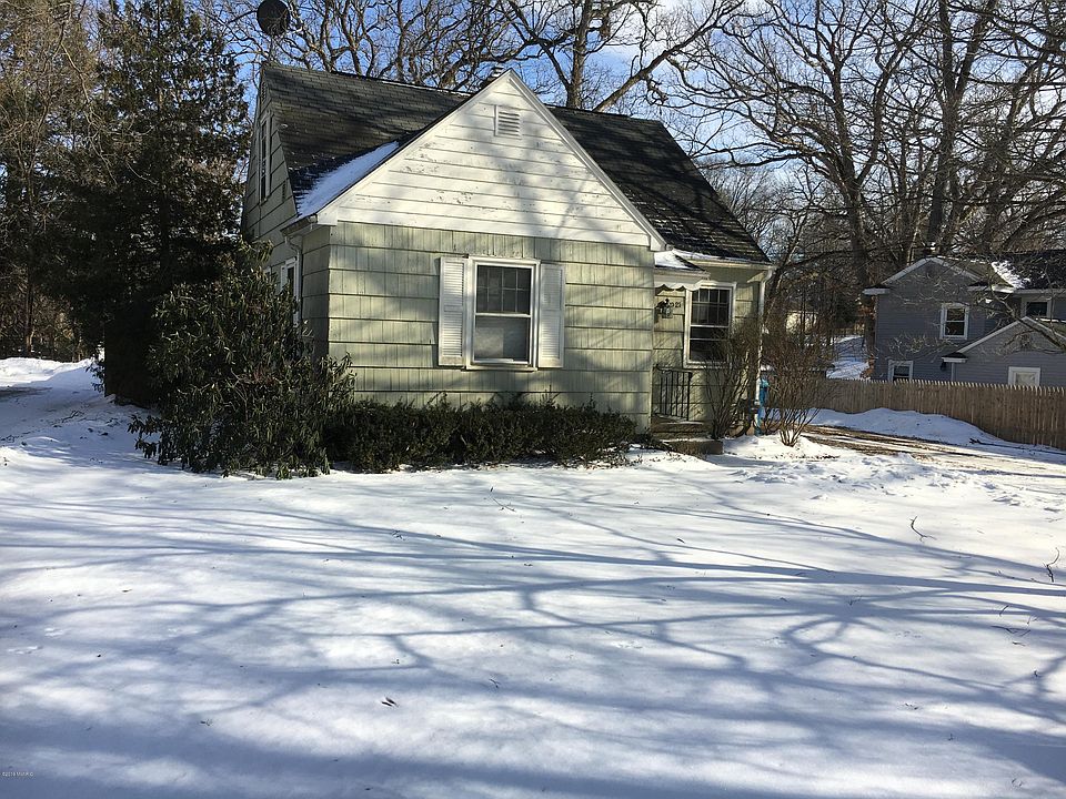 2nd image of 3021 Broadway Ave