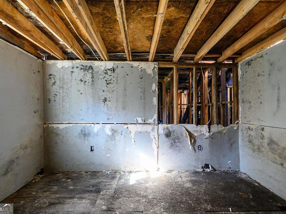 10th image of 728 Center Hill Ave NW