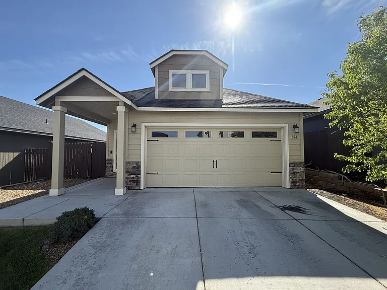 894 NW 24th Way — Photo 1