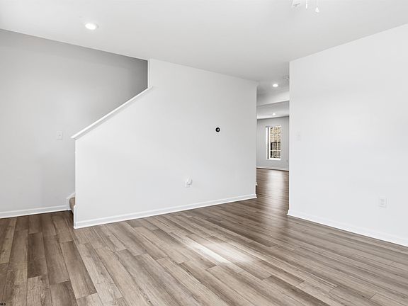 3rd image of 353 Bay St