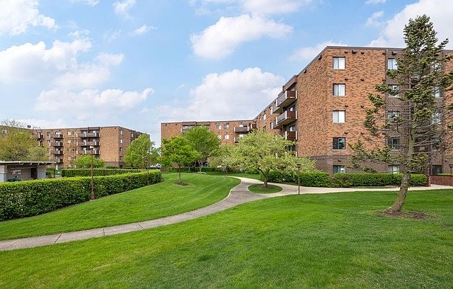 2nd image of 850 Wellington Ave Unit 304