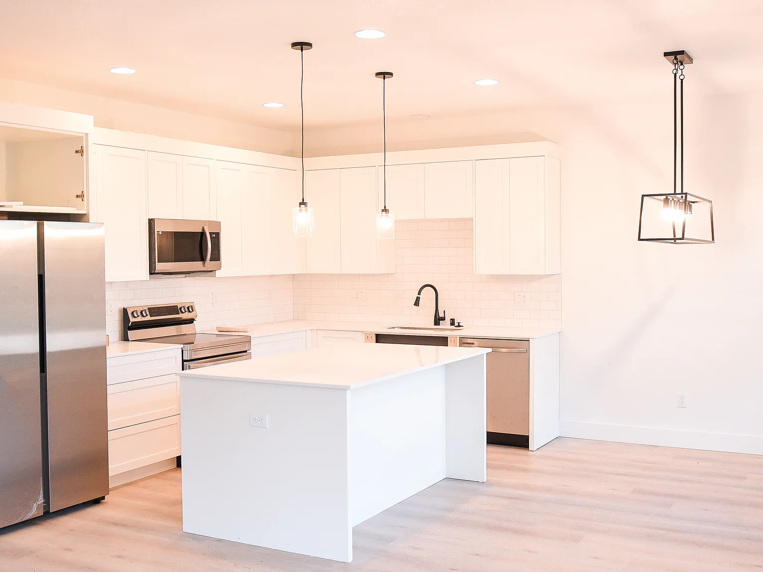 3 bed, 2.5 bath, 1600 sqft, $2,500 — Photo 4