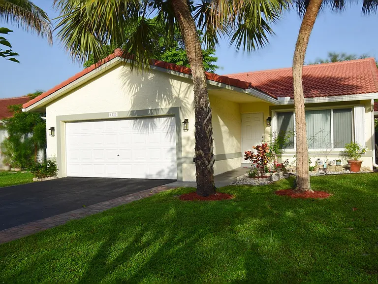 1520 NW 97th Ave — Photo 2
