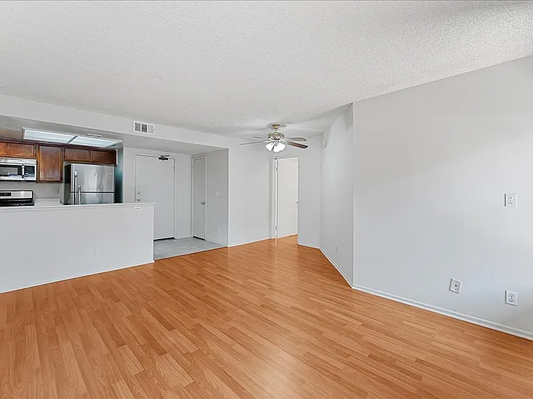 2433 Barry Ave #107 — Photo 4