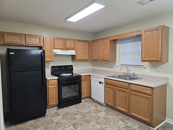 4th image of 144 Madison Pl