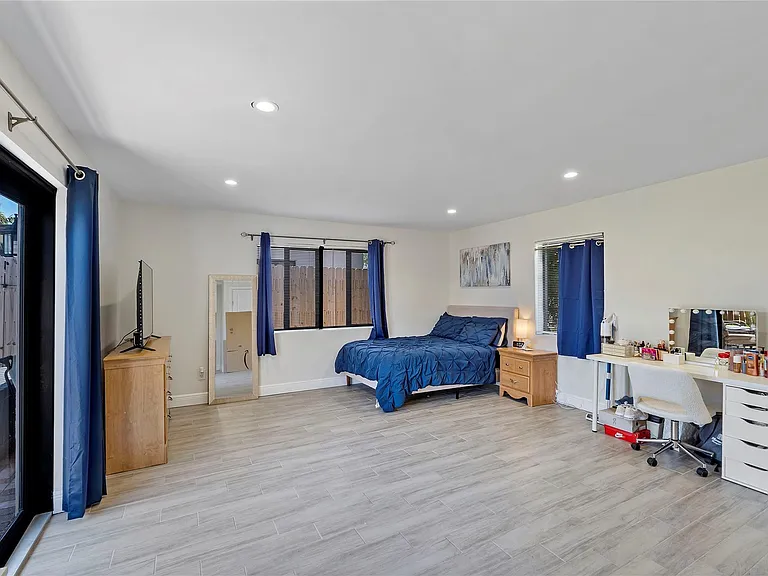 342 SW 22nd St — Photo 12