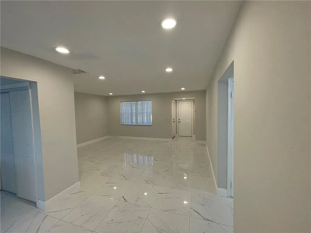 4 bed, 2.0 bath, 1360 sqft, $4,000 — Photo 4