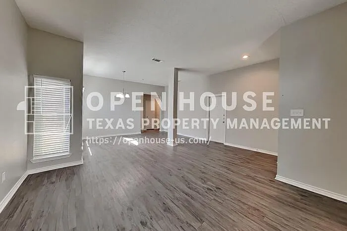 2211 Reverchon Dr — Photo 4